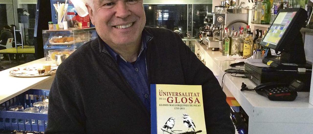 Munar con su nuevo libro, el viernes en el bar-restaurante sa Comuna, donde se celebró un ´combat de picat´ con menorquines y mallorquines.