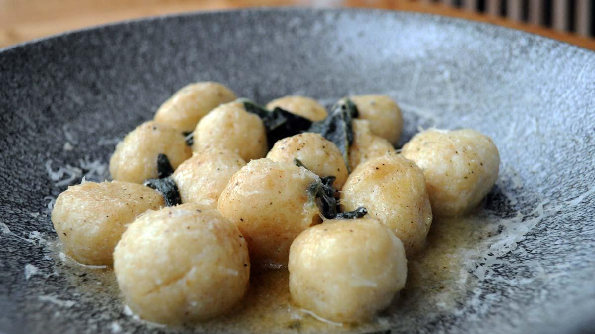 El chef Nicolás Circo, del restaurante MensSana, explica cómo hace la receta de ’gnudi’ con ricota.