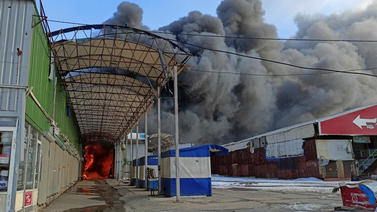 El centro comercial de Barabashovo, en llamas.
