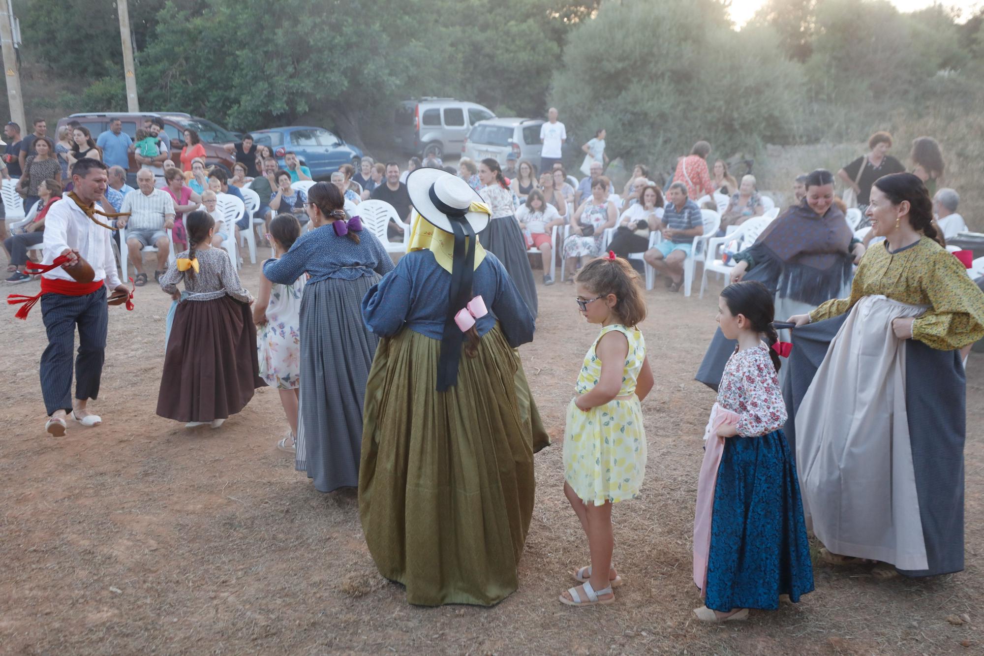 Las imágenes de la 'ballada' popular en el Pou des Escarabats, en Buscastell.