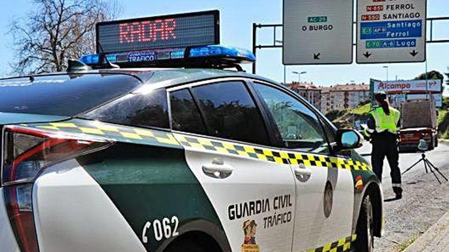 Una patrulla de la Guardia Civil de Tráfico durante un control de velocidad.