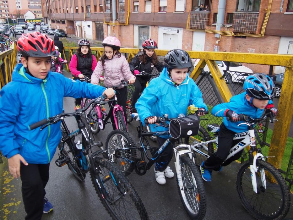 Los alumnos del Colegio Santa Bárbara de Lugones celebran el Día Mundial de la Bicicleta junto a Chechu Rubiera y Ángel García