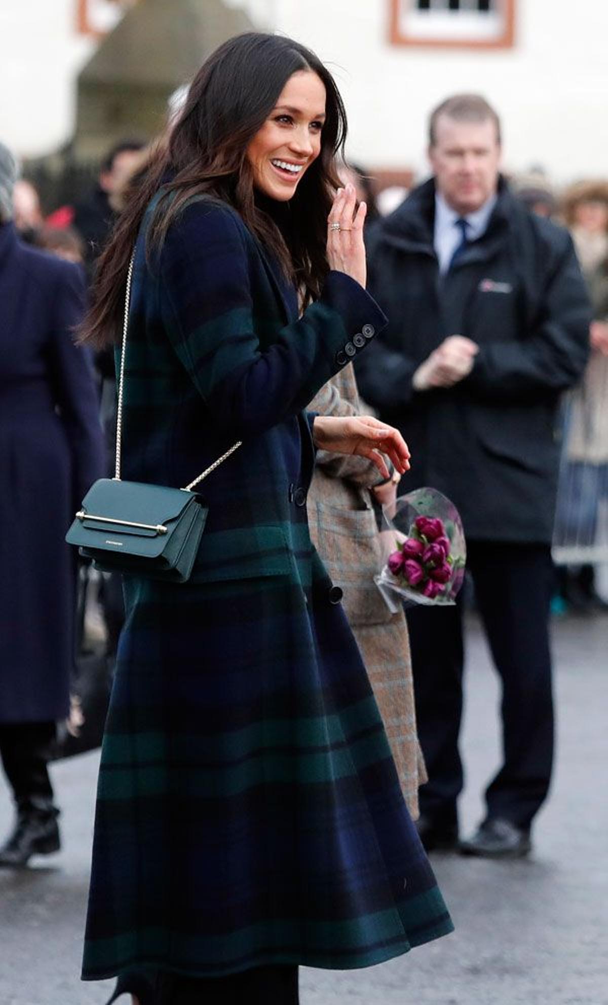 Meghan Markle con bolso de Strathberry