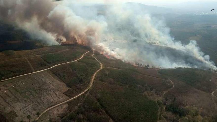 El incendio de Vilamaior, Verín, captado desde el aire por la brigada de Laza. // @BrifLaza