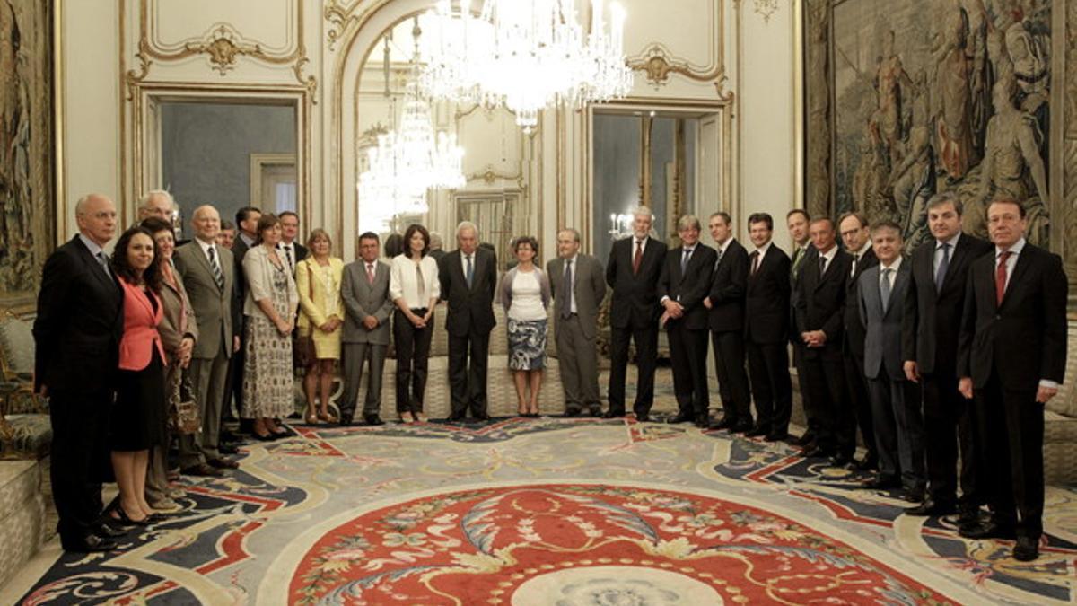 Foto de familia del ministro de Exteriores, José Manuel García Margallo, y los embajadores de la UE en España, este jueves en Madrid.