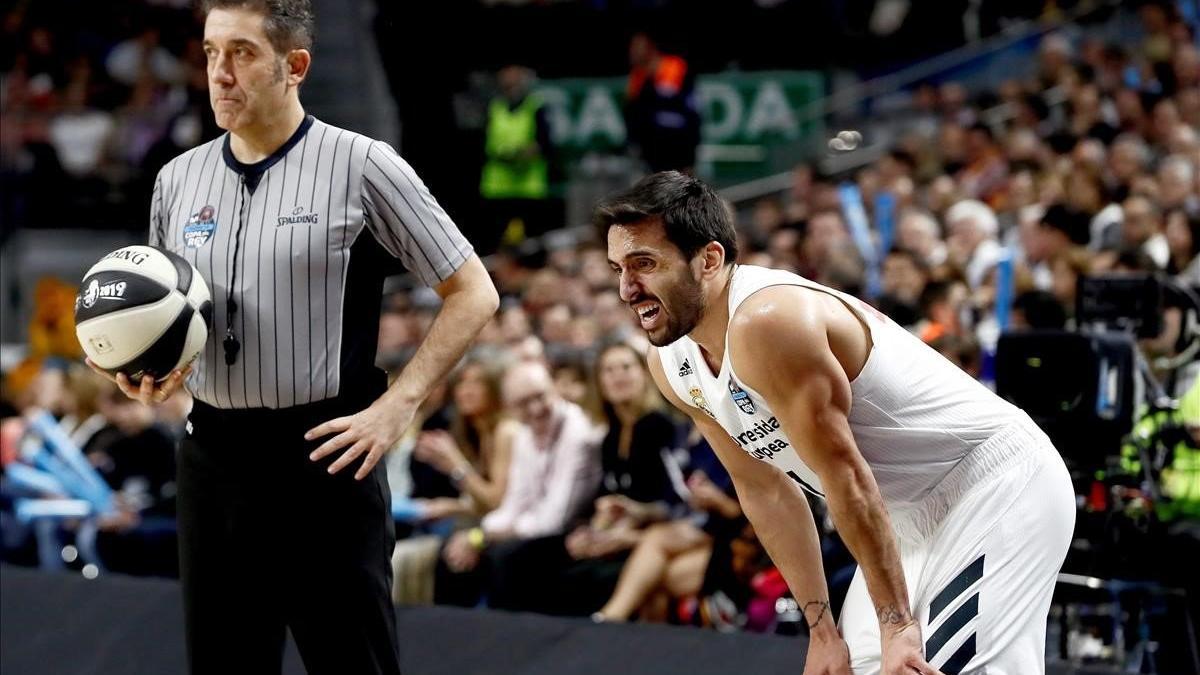 El base madridista Campazzo, junto a uno de los árbitros de la final de Copa