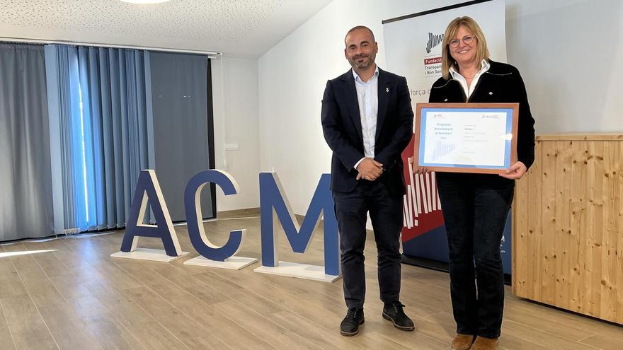 L'alcaldessa de Saldes, Dolors Jiménez, recollint un dels premis del programa 'Arrelament al Territori' que promou l'ACM