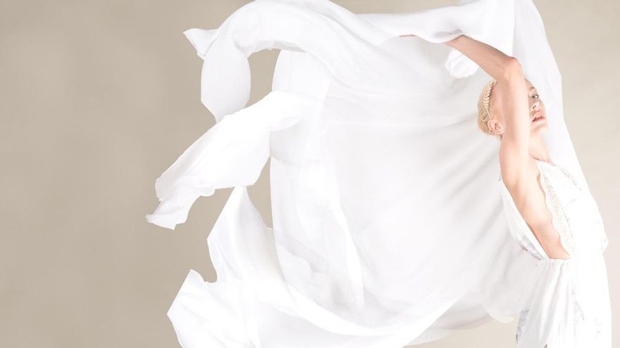 La cucharada que blanquea la ropa en la lavadora sin usar lejía: adiós a las manchas imposibles
