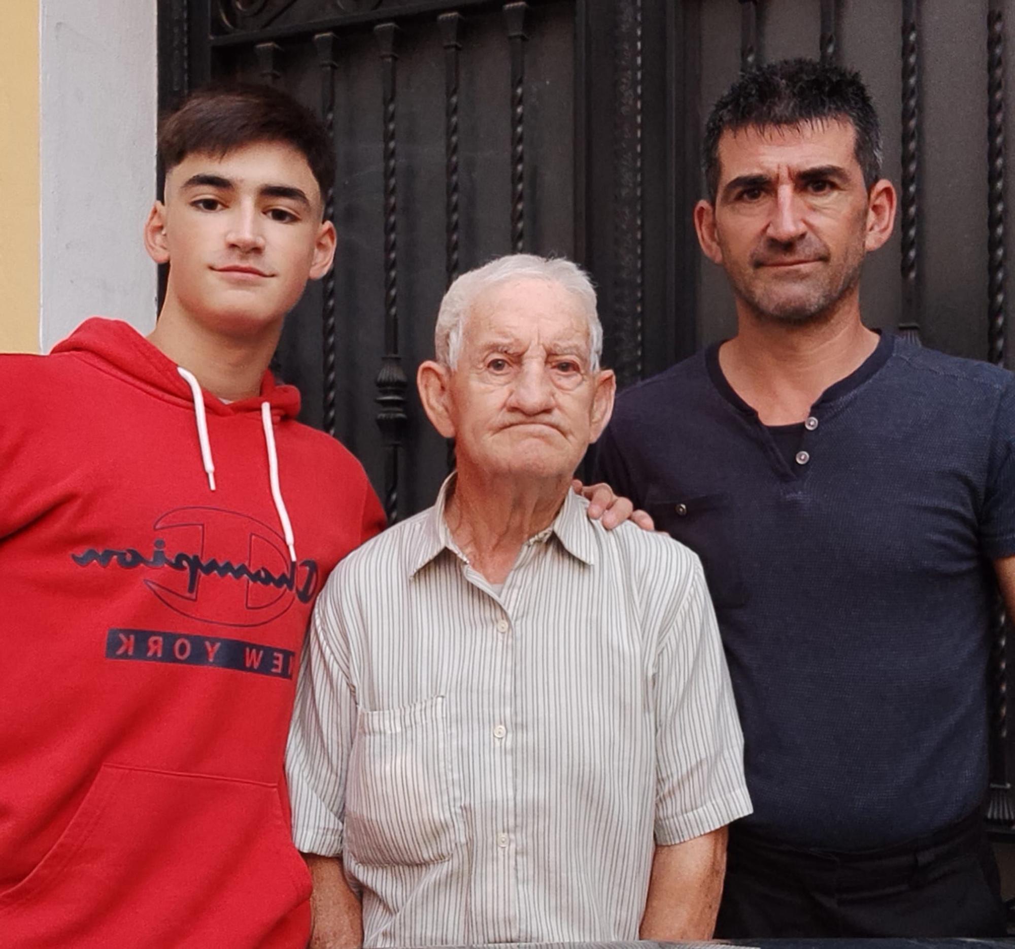 Tres generaciones de cazadores de Castellnovo.