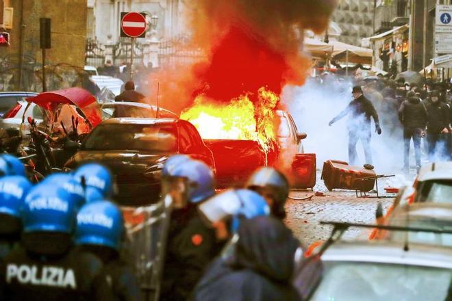 Las imágenes más impactantes de la brutal batalla campal en el centro de Nápoles