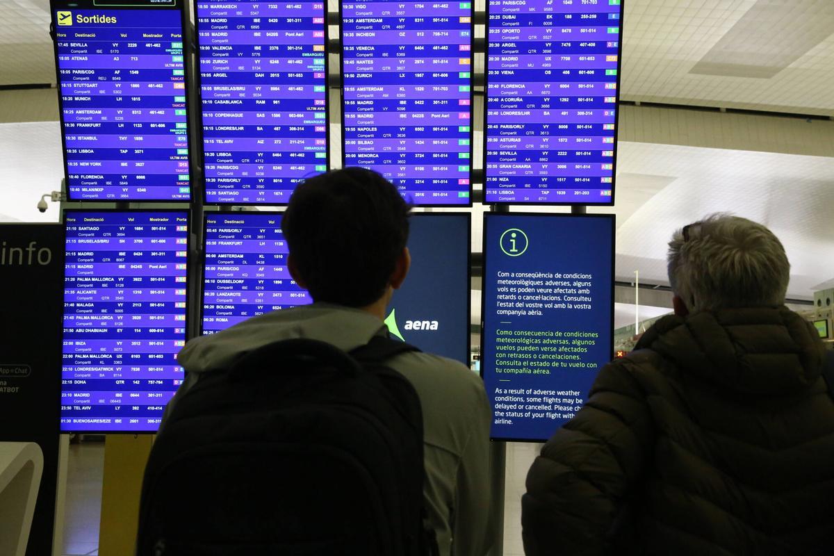 El temporal de fuertes lluvias en Barcelona y resto de Catalunya ha provocado al menos 47 cancelaciones y dos desvíos de vuelos, además de numerosos retrasos en el aeropuerto de Barcelona-El Prat