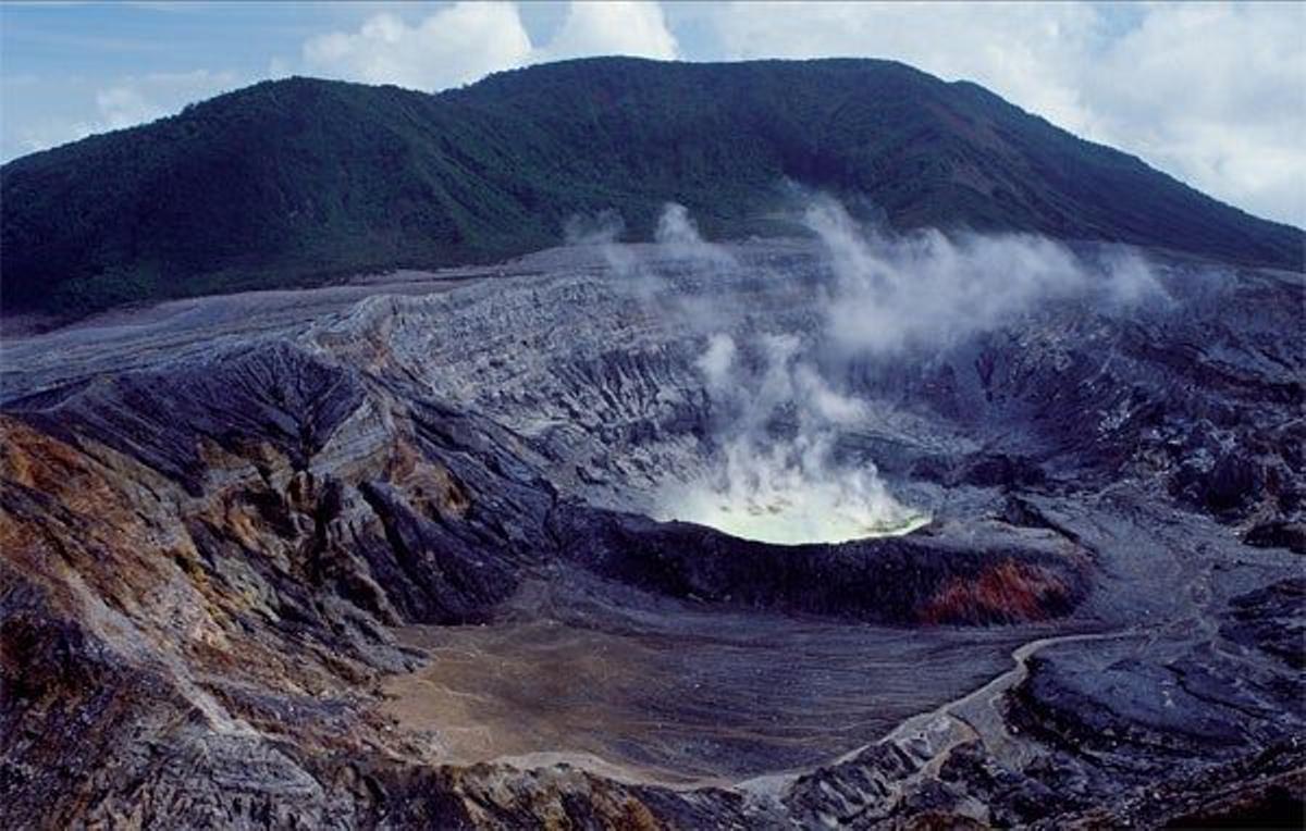 Cráter del Poás, uno de
los más grandes del
mundo con un kilómetro
y medio de diámetro.