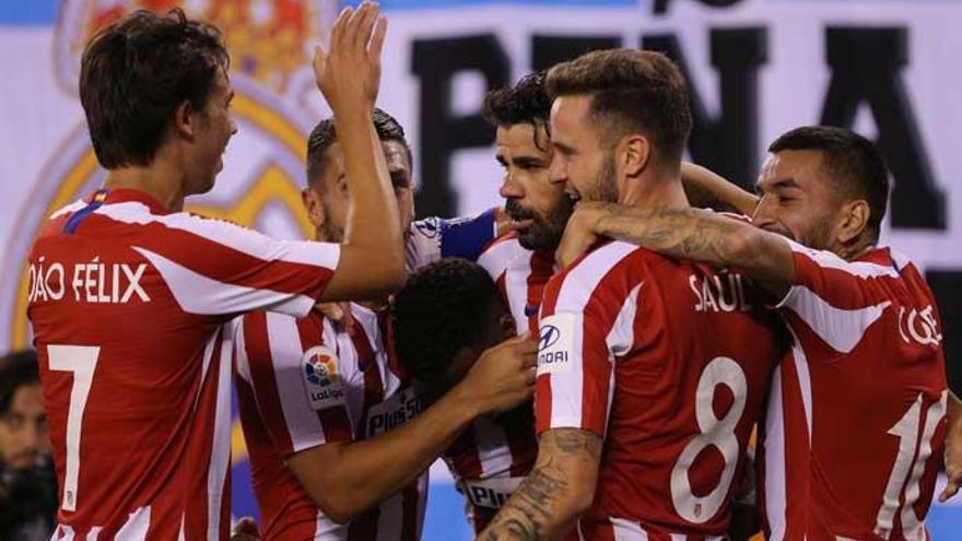 El Atlético celebra su triunfo ante el Madrid.