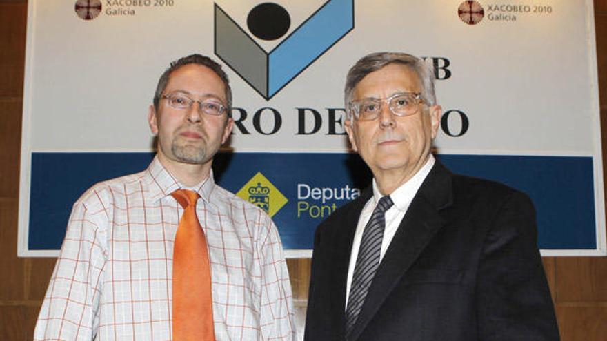 Ruiz-Doménec (dcha.) fue presentado por el profesor de Literatura Inglesa Jorge Luis Bueno.  // R. Grobas