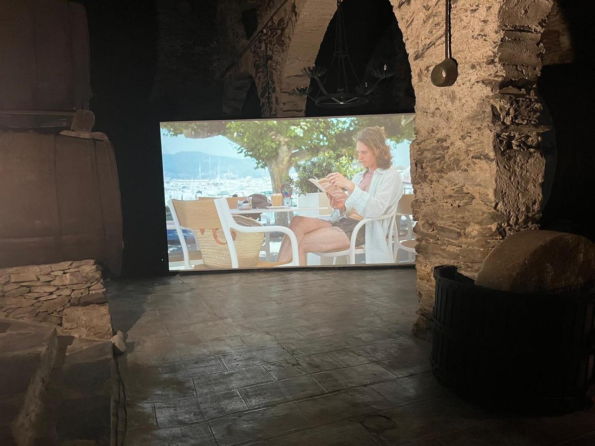 La projecció del film "Un dit de gel. Retrat de l’artista crepuscular al Port de la Selva" durant la inauguració. ARBAR. (02)
