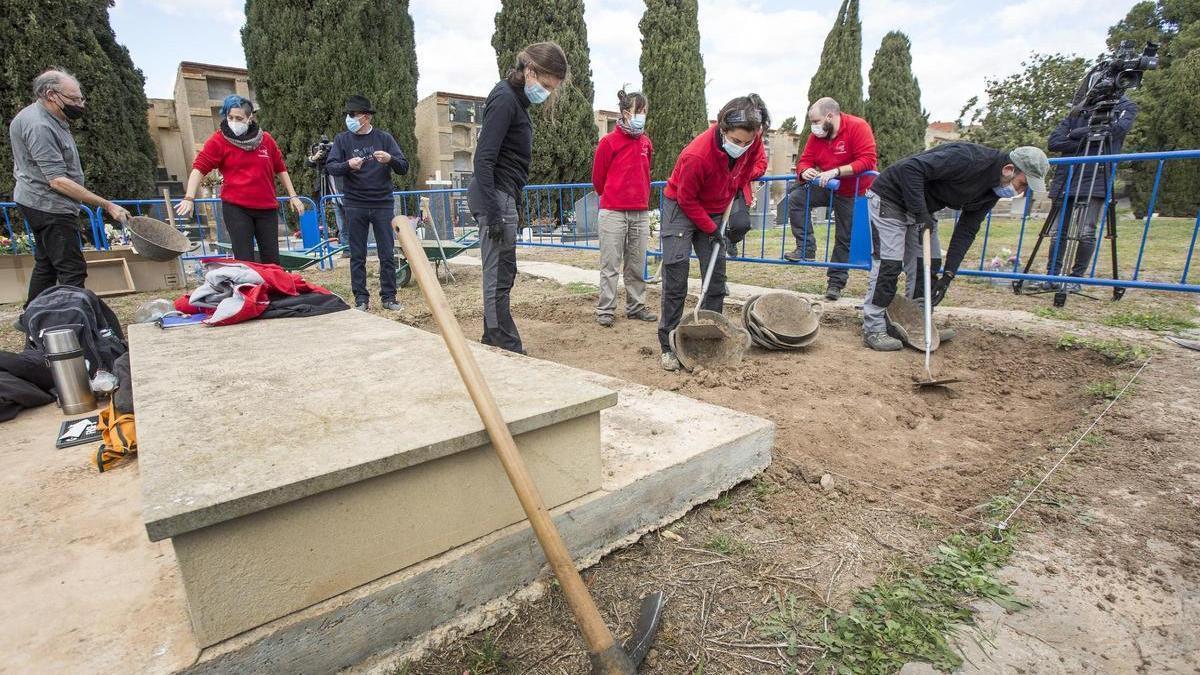 Exhumación en la fosa común del Cementerio de Alicante de represaliados del franquismo