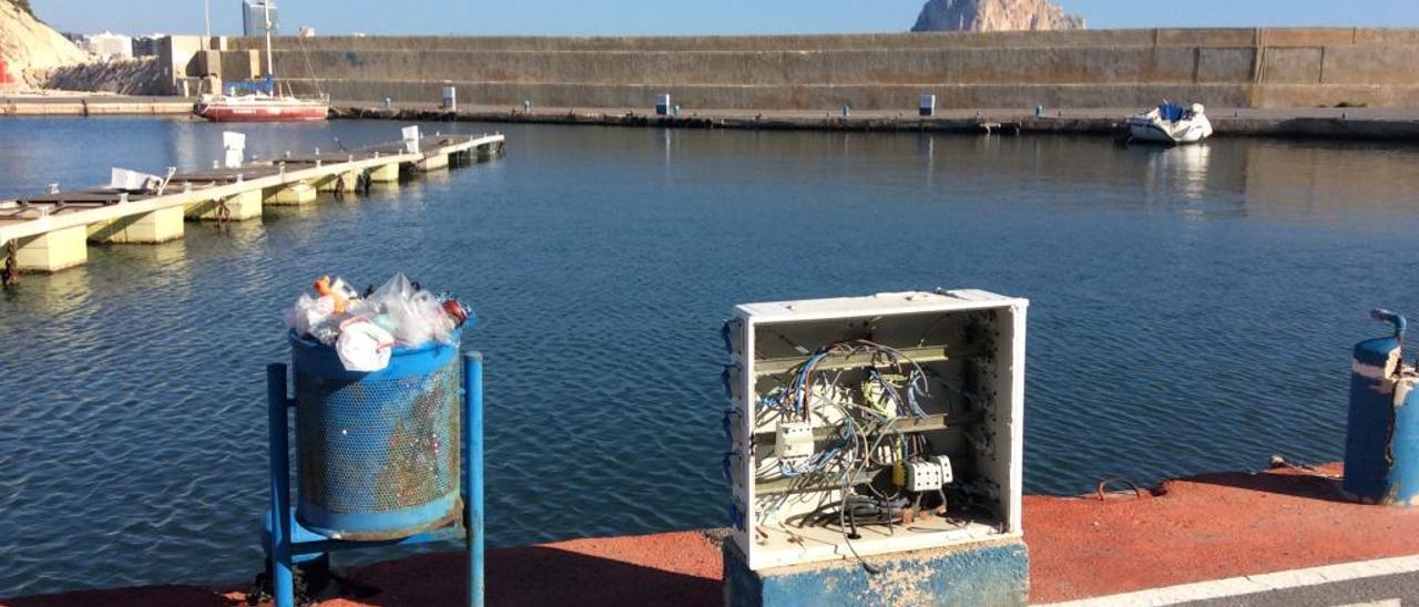 Calp sorprende a jóvenes saltando al mar desde la grúa de Puerto Blanco