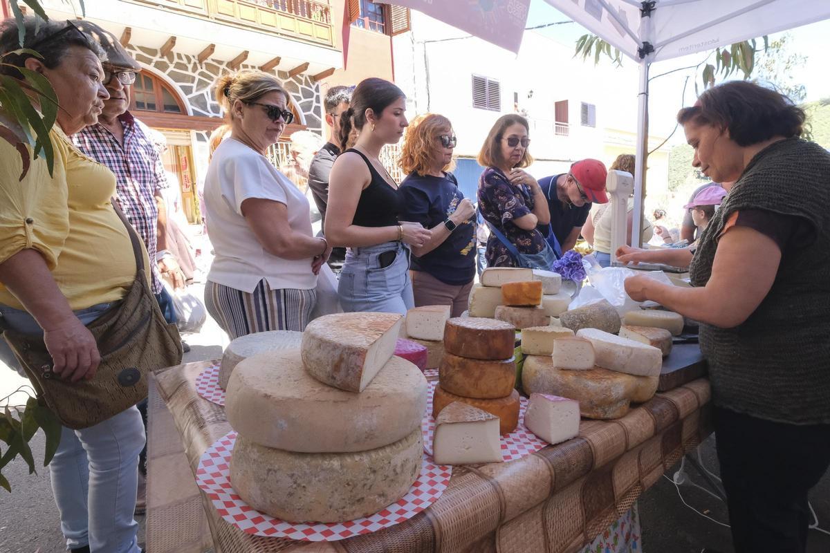Milagrosa Moreno, vendiendo queso de su marca Campo de Guía.