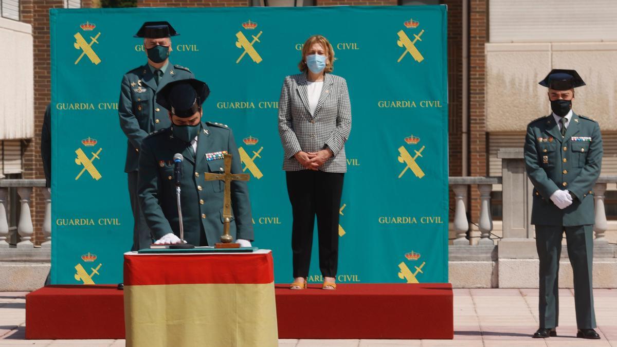 El coronel Puerta jura su cargo, y al fondo, el teniente general Blázquez, la delegada del Gobierno, Delia Losa, y a su derecha el comandante Avilés.