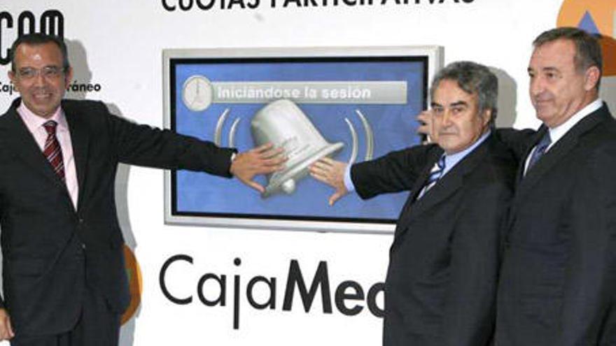 Avilés (dcha) junto al entonces vicepresidente de la CAM Ángel Martínez (centro) y al director general Roberto López (izda), también imputado, dan salida en Bolsa a las coutas participativas. Era el 23 de julio de 2008.