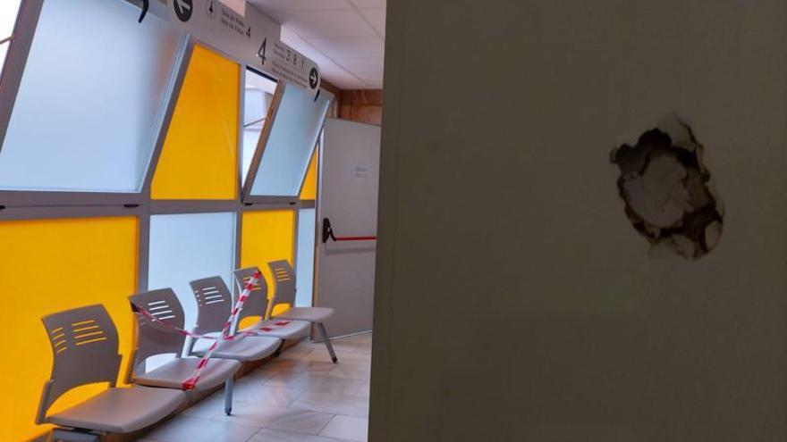 El boquete que de un puñetazo el acusado abrió en la pared. | J. A. M.