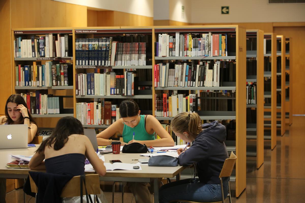 Estudiantes de bachillerato que están estudiando la selectividad