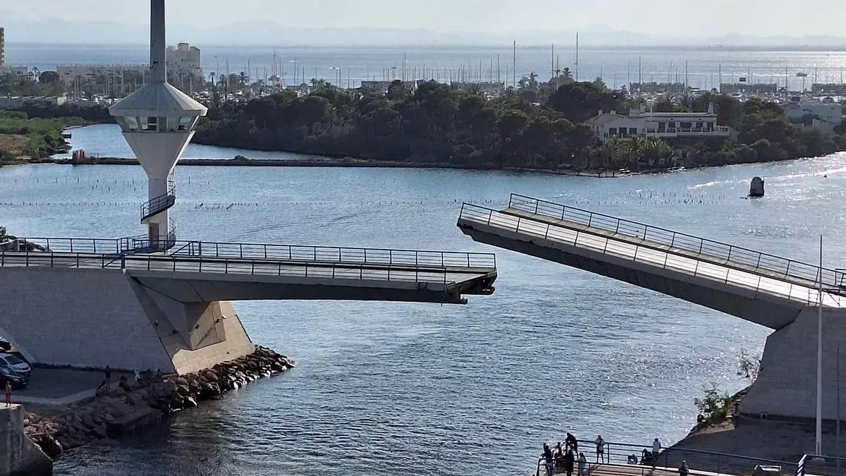 Una rotura en el puente del Estacio interrumpe el tráfico en La Manga durante más de una hora