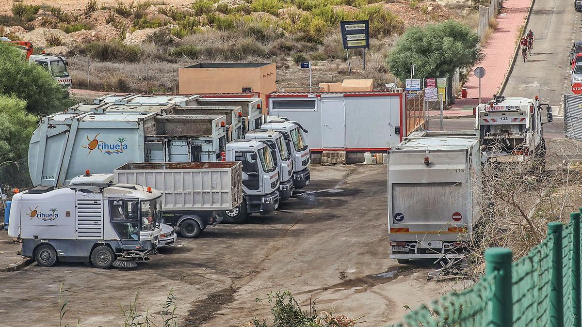 Instalaciones de limpieza viaria y recogida de basuras en Orihuela Costa, dentro de un aparcamiento y con dos barracones al fondo.  | TONY SEVILLA