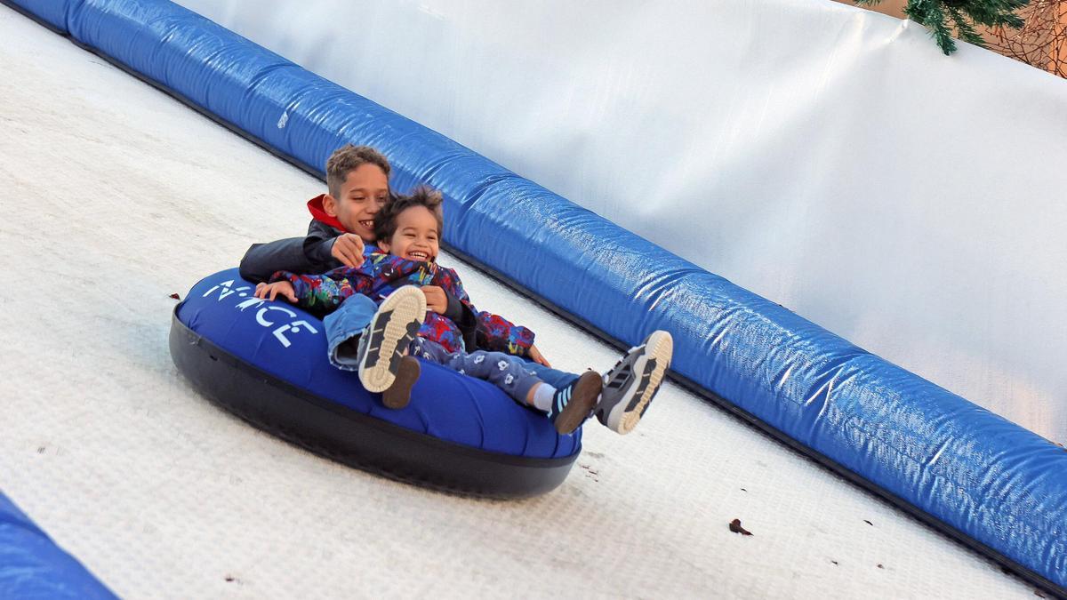 El tobogan ha estat un reclam per als infants a la Plaça de Nadal