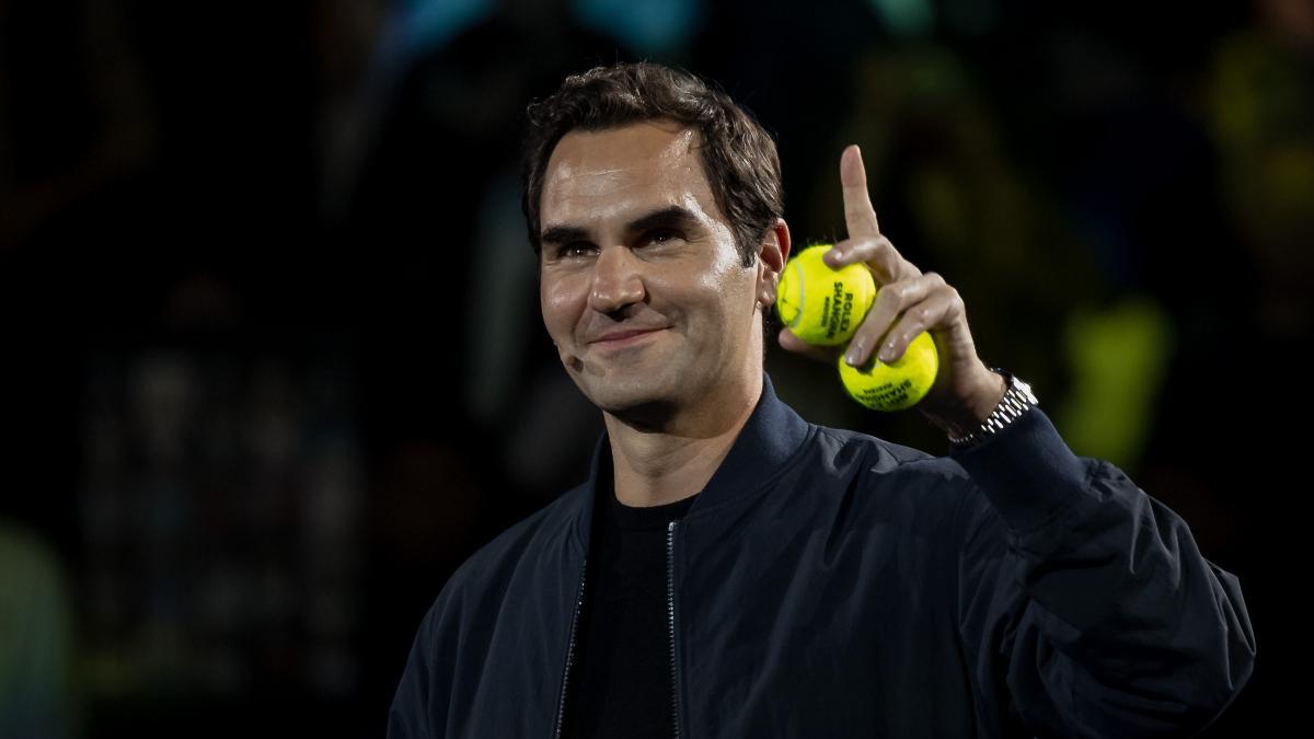 Roger Federer repartiendo pelotas de tenis en Shanghái.