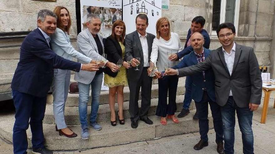 La Festa do Albariño de Cambados, desde Vigo  |  El alcalde animó a la ciudadanía a acercarse el primer fin de semana de agosto a la Festa do Albariño de Cambados, que celebra su 65 edición. Acompañado en la Praza da Princesa por la presidenta de la Diputación, Carmela Silva, y la alcaldesa de la localidad, Fátima Abal, el regidor elogió la calidad de una fiesta que reúne a unas 300.000 personas.