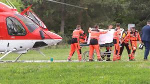 Los servicios de emergencia trasladan al primer ministro de Eslovaquia, Robert Fico, tras haber sido disparado