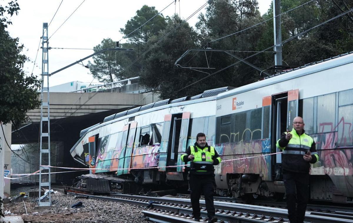 El tren descarrilado en Gelida, la mañana después del accidente