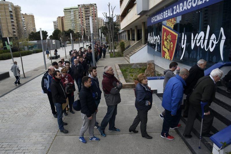 Largas colas para adquirir entradas para el derbi aragonés