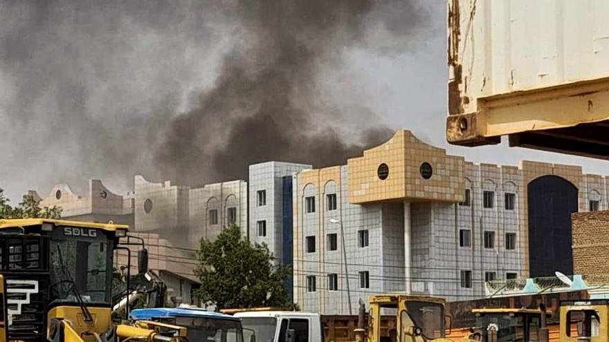 Humo en Darfur, Sudán.