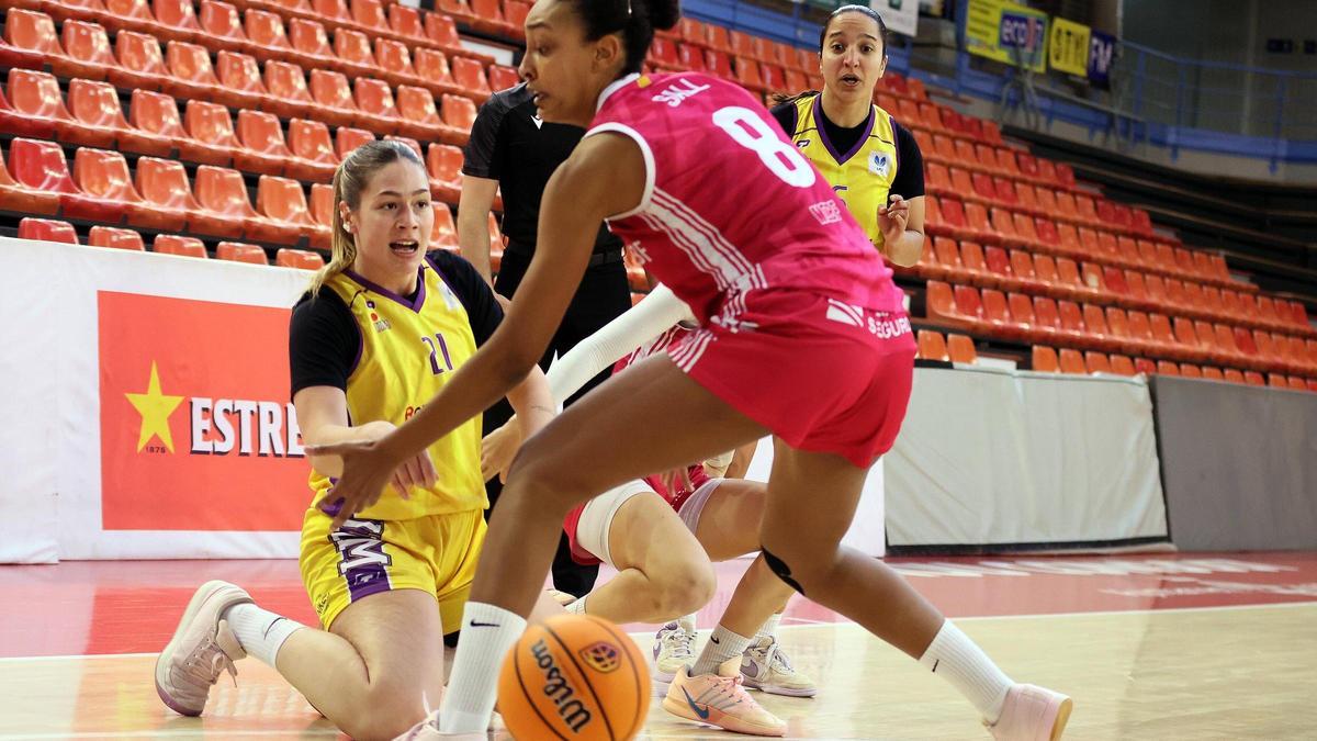 Emma Pey (a terra, amb el dorsal 21) rellevarà Maria Sall (d'esquena) en el joc interior manresà