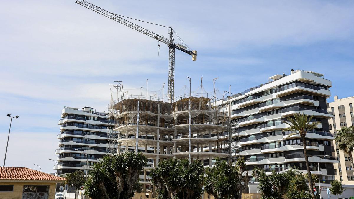 Un edificio de viviendas en construcción en Alicante.