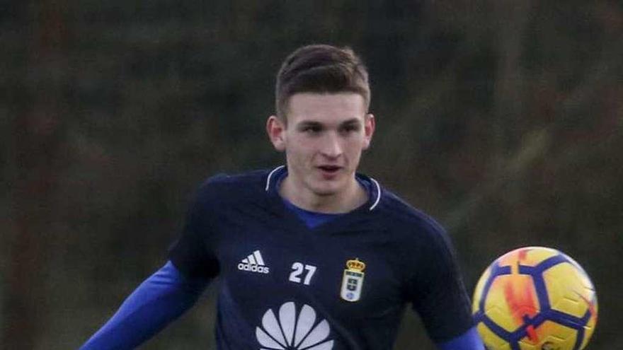 Viti golpea el balón en el entrenamiento de ayer en El Requexón.