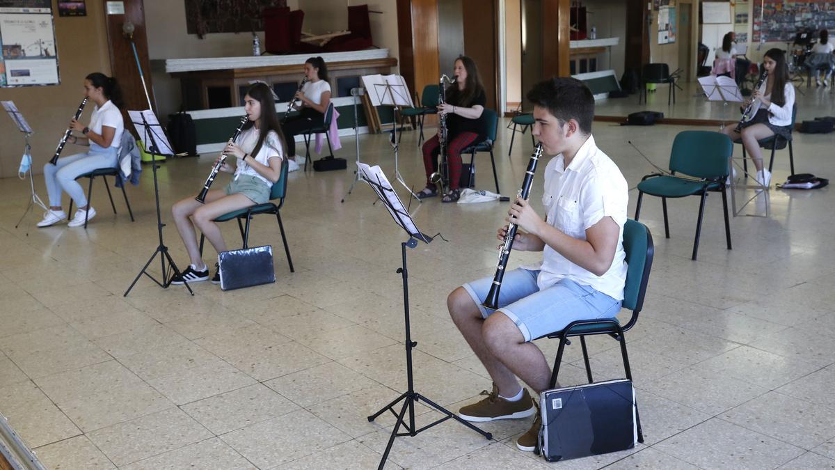 Ofrecen clases para todas las edades en múltiples materias de instrumento como: oboe, flauta, fagot, clarinete, saxofón, trompa, trompeta, trombón, bombardino, tuba, percusión, violonchelo, contrabajo, piano, gaita, guitarra o acordeón.