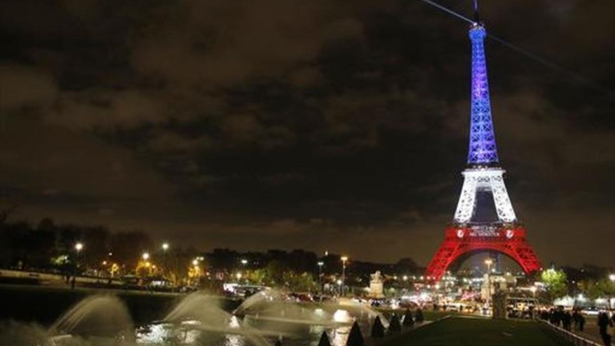 La Torre Eiffel iluminada con los colores de la bandera francesa.