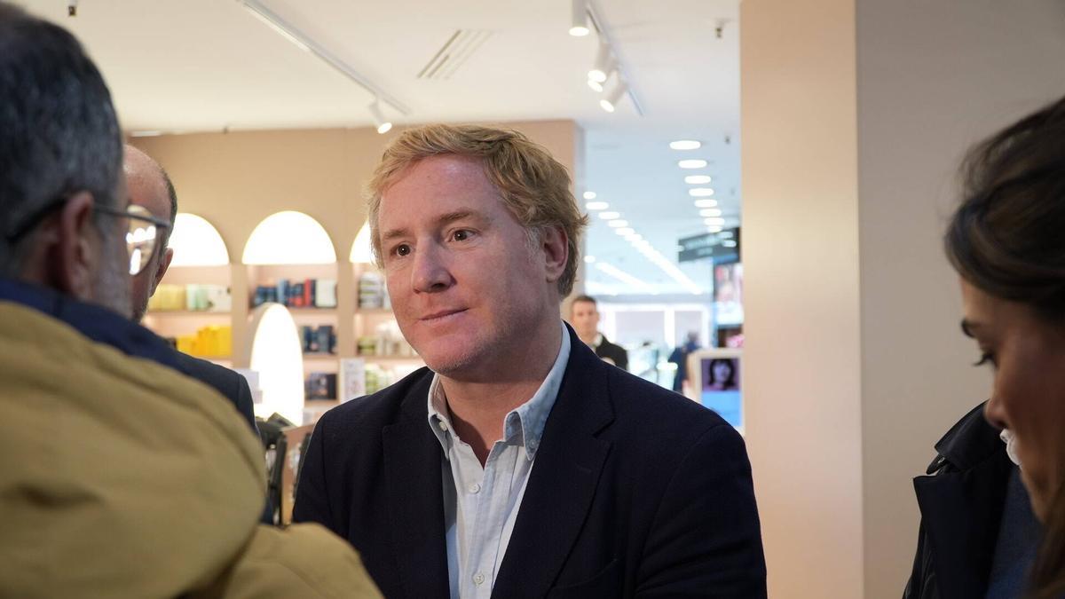 El alcalde, Ignacio Gragera, en la exposición de maniquíes de El Corte Inglés.