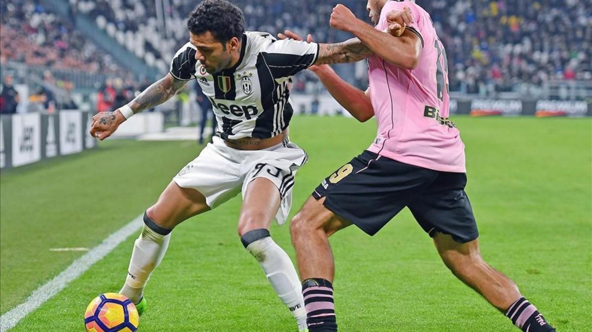 Dani Alves, en una acción del partido de este viernes ante el Palermo