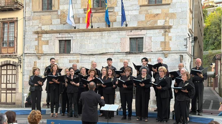 Éxito del Festival de habaneras de Ribadesella: la plaza de la Reina María Cristina, a rebosar
