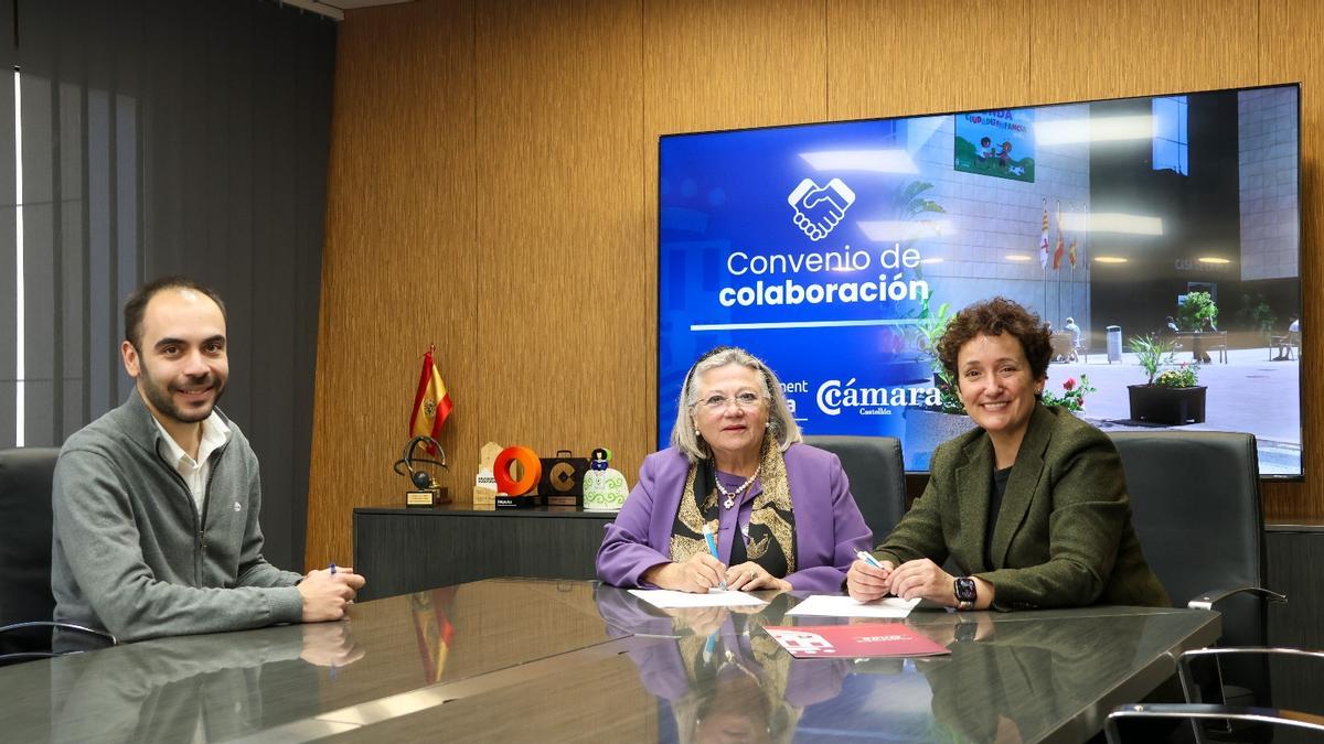 La alcaldesa de Onda y la presidenta de la Cámara de Comercio en la firma del convenio de colaboración.