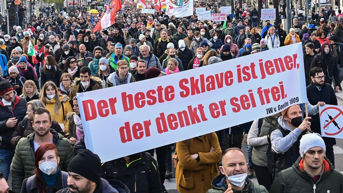 Milers de persones surten al carrer a Viena per protestar contra les noves mesures sanitàries