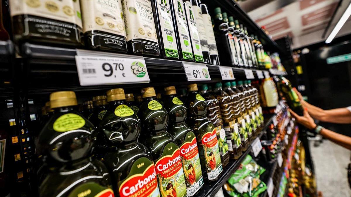La estantería de los aceites de un supermercado, con botellas a casi 10 euros.