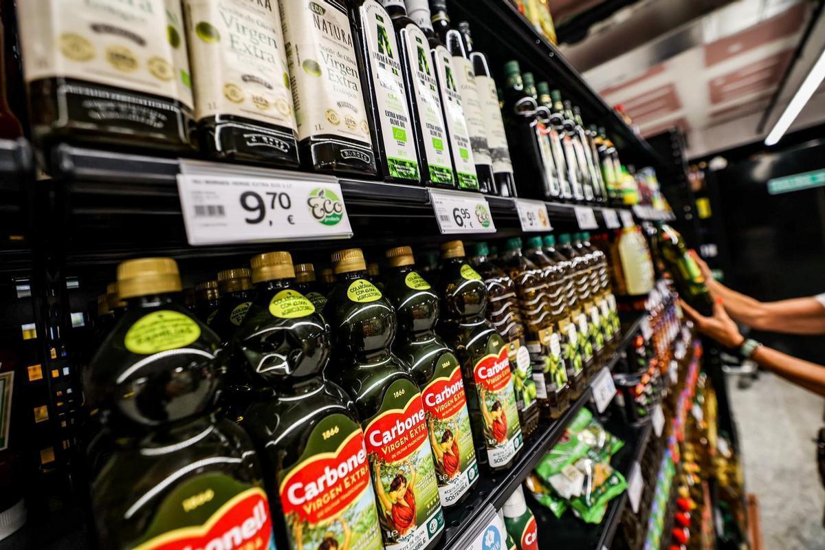 La estantería de los aceites de un supermercado de Barcelona, con botellas a casi 10 euros.