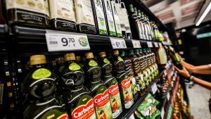 La estantería de los aceites de un supermercado de Barcelona, con botellas a casi 10 euros.