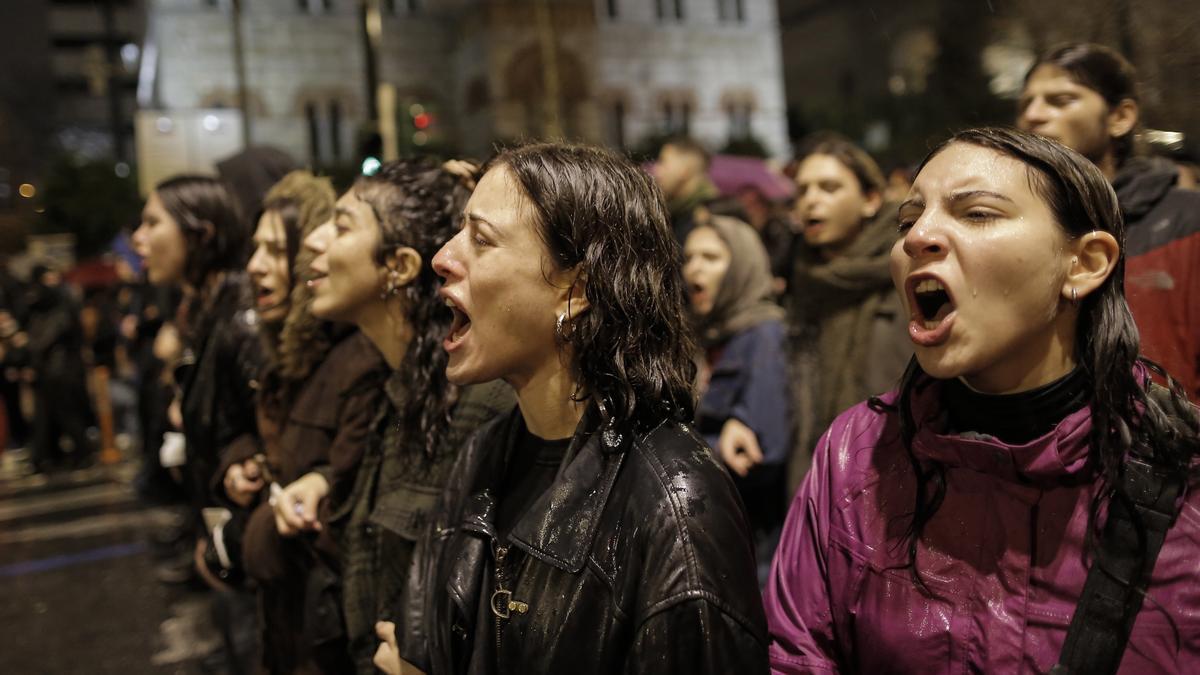 Manifestantes se enfrentan violentamente a la policía en Grecia por la tragedia ferroviaria