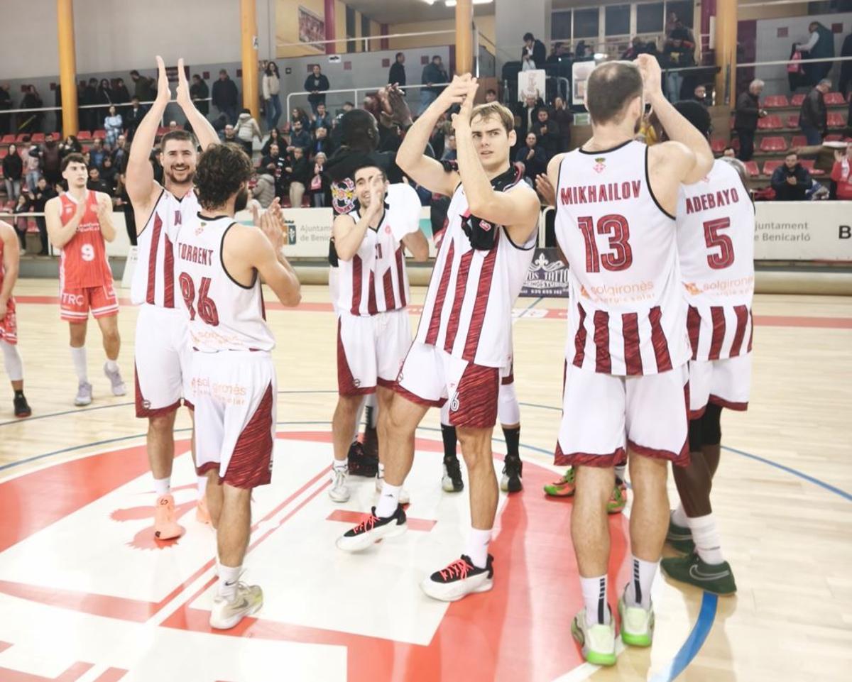 La celebració de l'equip a la pista del Benicarló.
